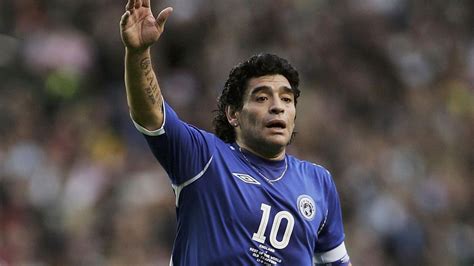 Así jugaba el maradona que no fue. Vor Doppel-Stinkefinger: Maradona hatte Kreislaufkollaps ...