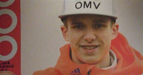 Han representerer asker skiklubb og har utviklet seg i treningsteamet kollenhopp. autografy Sisi: #19 Halvor Egner Granerud