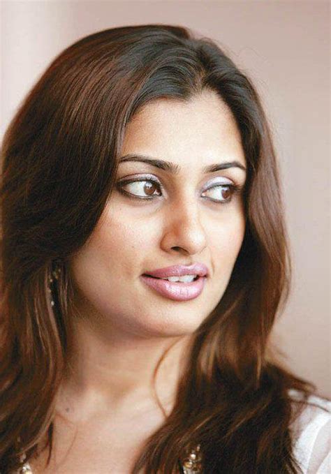 Actress Malavika Hot Bikini Saree Photos Shorts Hd Images