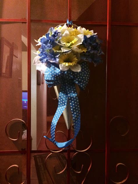 Need to hang a wreath, but not sure how? Spring door hanger | Spring door, 4th of july wreath ...
