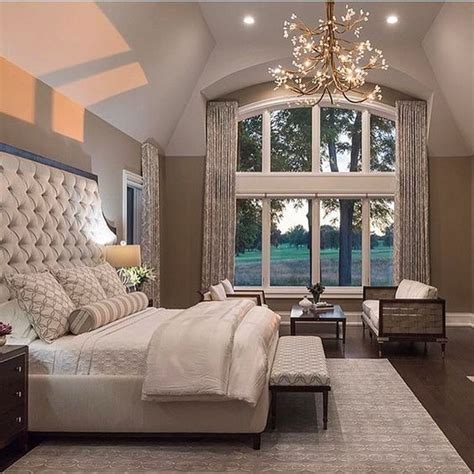 White bedding mixed with soft gray accents and light linen tones give this master suite a fresh and inviting look and yet it still has a lovely warm feeling. ᒪOᑌIᔕE ♡ Pour aménager votre chambre http://amzn.to ...