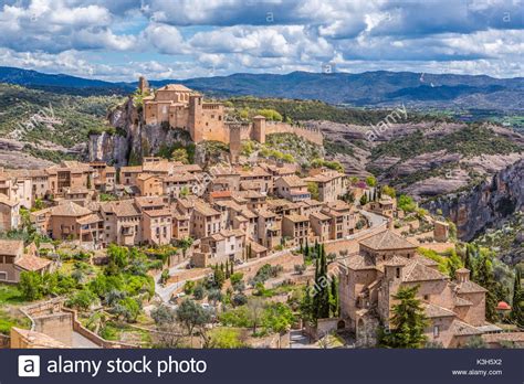 Stort urval av boendealternativ för resan. Spanien, Provinz Huesca, Alquezar Stadt, Kirche San Miguel ...
