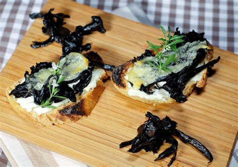 Crostini aux trompettes de la mort et Comté