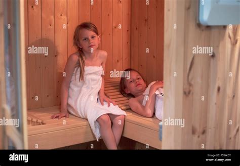 Zwei Mädchen haben sich in Handtücher gewickelt und eine Sauna in einer