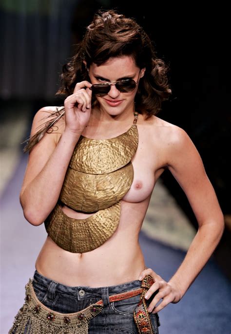 Fashion Models Catwalk Oops Topless Nip Slip Hq Puchat