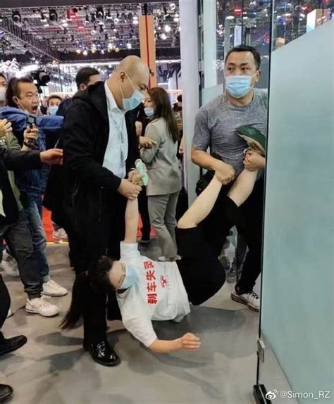【写真】会場からつまみ出されるテスラ突発デモ女性 Joongang Ilbo 中央日報