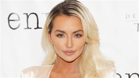 Magazine's 2016 grammy event red carpet in los angeles. Lindsey Pelas Has A Surprising Way Of Dealing With Trolls ...