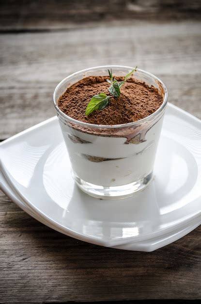 Tiramisu No Copo Sobre A Mesa De Madeira Foto Premium