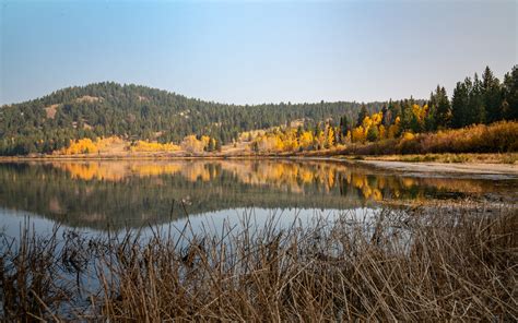 Download Wallpaper 3840x2400 Lake Forest Hills Landscape Autumn 4k
