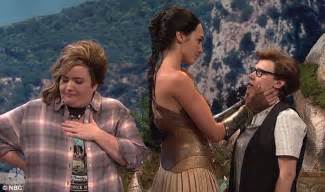 Gal Gadot Locks Lips With Kate Mckinnon In Snl Skit Daily Mail Online