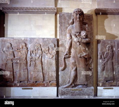Relieve Asirio Que Representa Al Héroe Gilgamesh Domesticando A Un