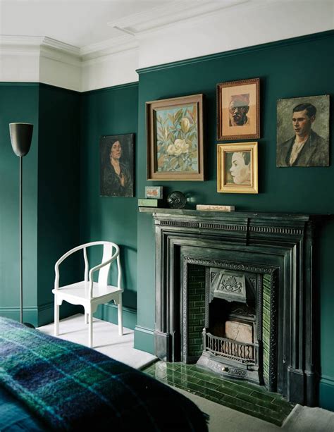 What Color Goes With Dark Green Accent Wall
