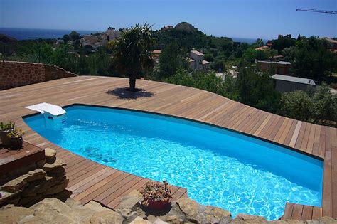 Descoperă accesoriile noastre de decor şi echipamentele de siguranță pentru piscine. accessoire piscine desjoyaux
