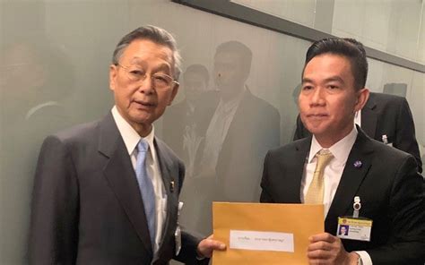 สิระ เจนจาคะ แจงเรื่องศาลรัฐธรรมนูญ วินิจฉัยกรณี กร่าง ให้พ้นสภาพ ส.ส.วันนี้ ไม่จริง พ้ออาจไปเหยียบเท้าใครหรือเตะชามข้าวใคร ทำให้มีคนกุ. การเมือง - 'เก่ง'จะไม่ทน! ยื่น'ชวน'สอย'สิระ'กร่าง ซัด ...