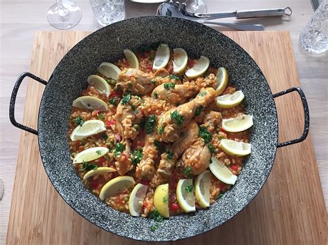 Einfache Paella mit Chorizo und Hähnchenkeulen
