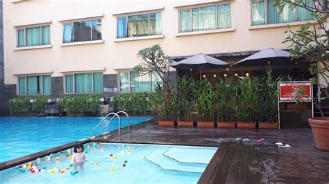 Berenang di Aston Tropicana Hotel Bandung – akwnulis