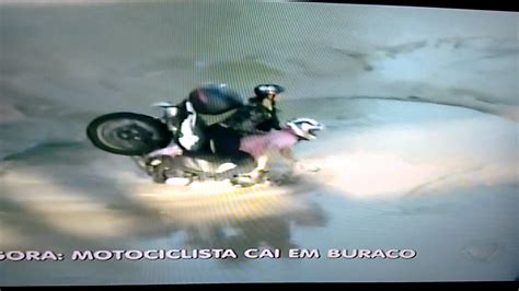 Motociclista Cai No Buraco YouTube