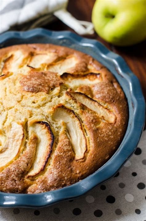 Sbattere le uova con lo zucchero e il sale fino a che diventino un composto chiaro e spumoso. Torta di mele con mascarpone - Molino Chiavazza