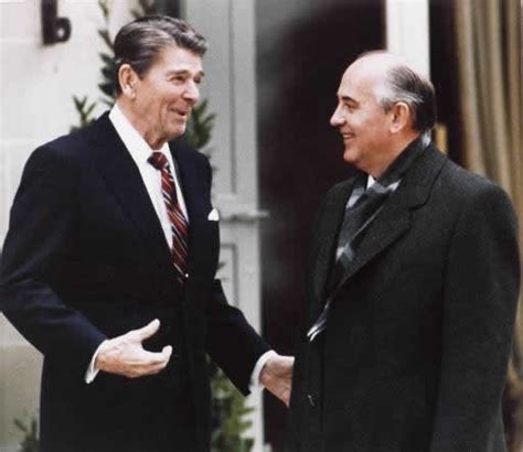 Le 11 mars 1985, mikhaïl gorbatchev succède à constantin tchernenko à la tête de l'union soviétique, cinq heures seulement après l'annonce de la mort de ce dernier. Gorbachev to Kremlin: Tear down these walls! « Russia Watch
