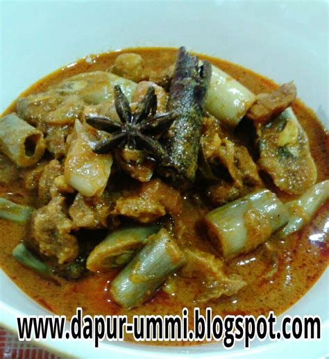 Bahan utama umbut pisang dimasak gulai bersama daging lembu atau kambing. Gulai rias batang pisang