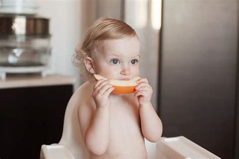 Aber warum sollte man babys kein wasser geben? Ab wann dürfen Babys Honigmelone essen? | Babyled Weaning