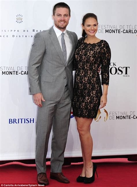 Arrow Star Stephen Amell Reveals Wife Cassandra Jean Is Pregnant Daily Mail Online
