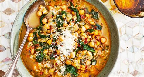 Garlicky Spinach And Chickpea Soup Recipe Purewow