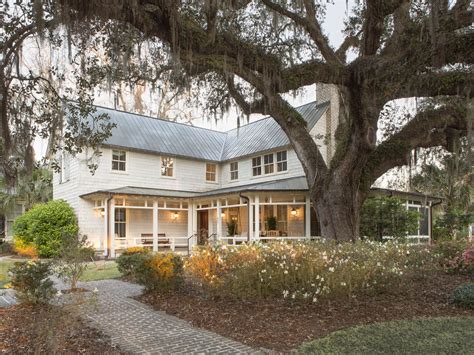 Summerfeelings is a big, opulent house with decadent landscaping. Southern style farmhouse with big oak tree and spanish ...