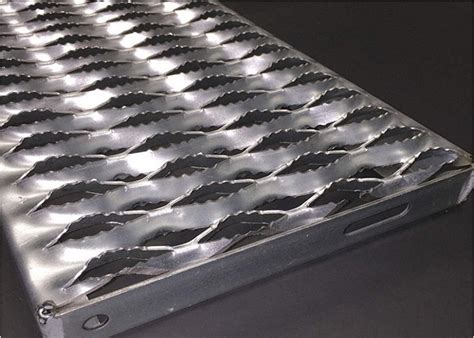 Perforated Serrated Grating Grip Strut Safety Grating For Stair Treads