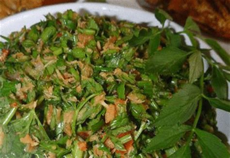 Bentuk daun dari daun selom adalah oval dengan tepi yang bergerigi dan ujung meruncing. Dari Koleksi Angah Rohani: Kerabu Daun Selom