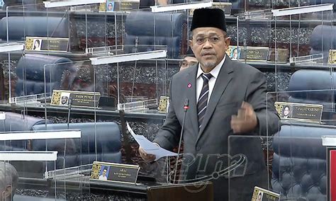 Yang menjalankan internship di tempat mereka. Shahidan cadang elaun ahli parlimen dipotong 10 peratus