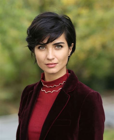 Sefirin kızı dizisine mavi karakteriyle katılan tuba büyüküstün magazin dünyasını peşine taktı. Tuba Büyüküstün makyajsız hali sosyal medyada olay oldu ...
