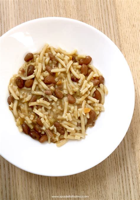 Schiacciate lo spicchio d'aglio, trasferitelo in una casseruola con la polpa di pomodoro, il prosciutto crudo tritato con una versione veloce della pasta e fagioli classica, realizzata con dei cannellini in scatola. Pasta e fagioli veloce - Spadellatissima