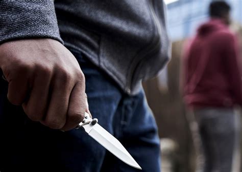 Attaque au couteau à paris: Val-de-Marne. Orly : un homme attaque au couteau un proche et la famille qui l'a aidé à se ...
