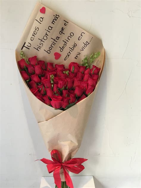 50 Rosas Rojas Atadas En Bouquet Decorado Con Papel Craft Y Moño De