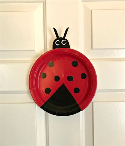Looking for some creative ideas for your gardening or insect unit? Easy Paper Plate Ladybug Craft for Preschoolers | Family Focus Blog