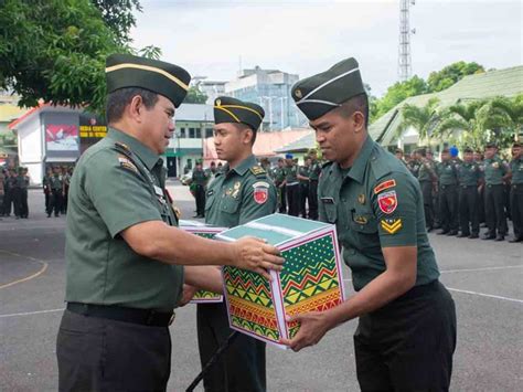 Personel Kodam Pattimura Peroleh Bingkisan Lebaran MalukuTerkini