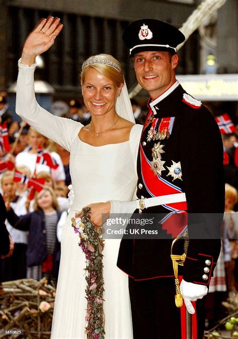 Norwegian Crown Prince Haakon And Mette Marit Tjessem Hoiby Wave To Nachrichtenfoto Getty