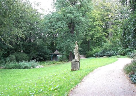 Eingerahmt mit einem holzzaun, der in grün oder weiß gestrichen wurde, können sie sich vor neugierigen blicken der nachbarn abschirmen. Englischer Landschaftsgarten: Probleme der Gestaltung