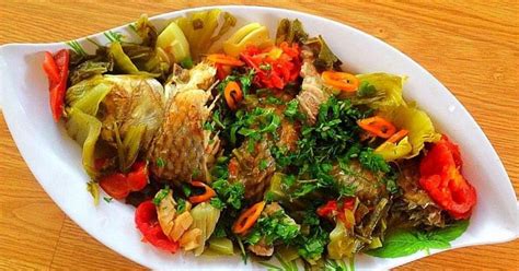 Bà huyền (giữa) cùng người để tránh cá bị chết, người dân thường đi thuyền ra giữa sông để thả. Cá chép hấp bia ít xương dăm làm kiểu này ai cũng mê