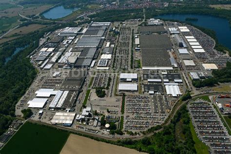 Luftaufnahme Wörth am Rhein Werksgelände der Daimler AG LKW Werk in