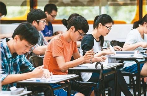 本會函文中央流行疫情指揮中心 再次建請將護理人員同住家人 列為疫苗優先接種對象 讓護理人員無後顧之憂 全心投入防疫工作. 全國疫情警戒三級延長 停止到校上課至6月14日 - 聯合學苑｜閱讀‧寫作‧跨域學習