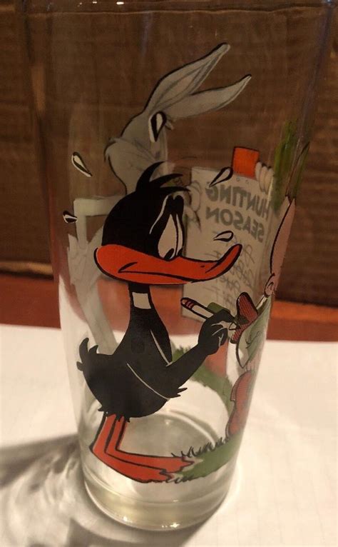 1976 Pepsi Glass Looney Tunes Hunting Season Daffy Duck Bugs Bunny