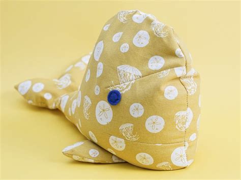 Nähen nach anleitung kostenlos entdecken. DIY-Anleitung: Wal als Türstopper nähen via DaWanda.com ...