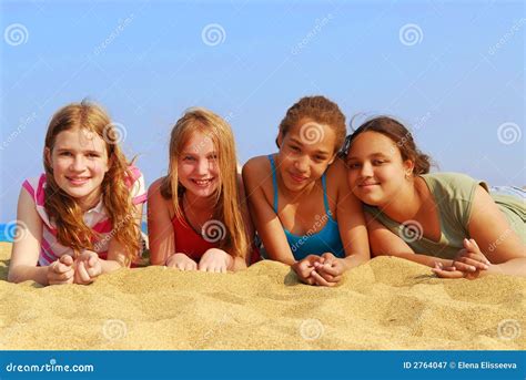 Filles Sur La Plage Image Stock Image Du Groupe Verticale