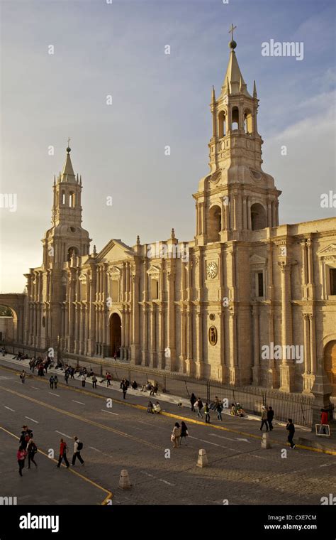 Vista De La Catedral De Arequipa Plaza De Armas Arequipa Perú