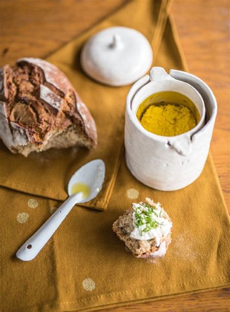 Pot et passoire pour conserver les fromages dans l huile réalisés pour