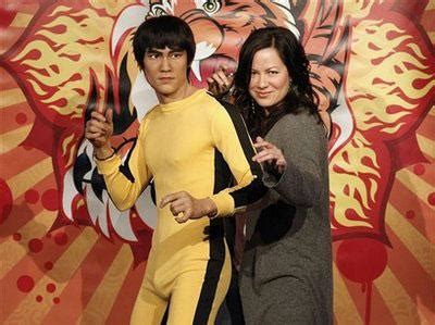 Bruce fühlt sich durch den vorfall gesundheitlich sogar besser als vorher. Bruce Lee wax unveiled in Hollywood CCTV-International