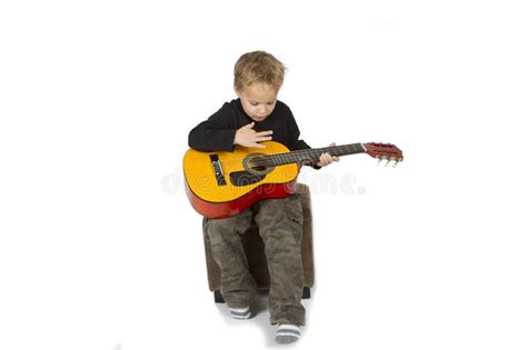 Madre Que Toca La Guitarra Para Sus Niños Foto De Archivo Imagen De