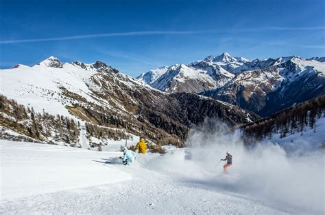 Snow paradise at 2,902 m above sea level. Das Grossglockner Resort Kals/Matrei im Winter ...